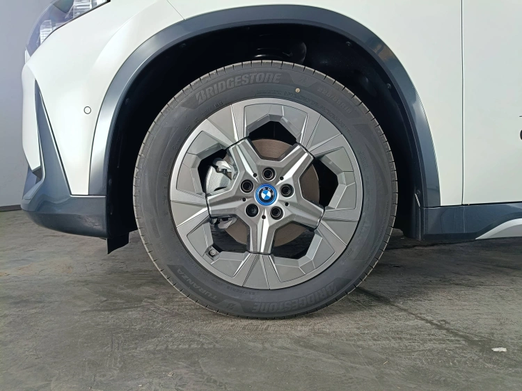 16 - BMW iX1 iX1 edrive 20 X-Line