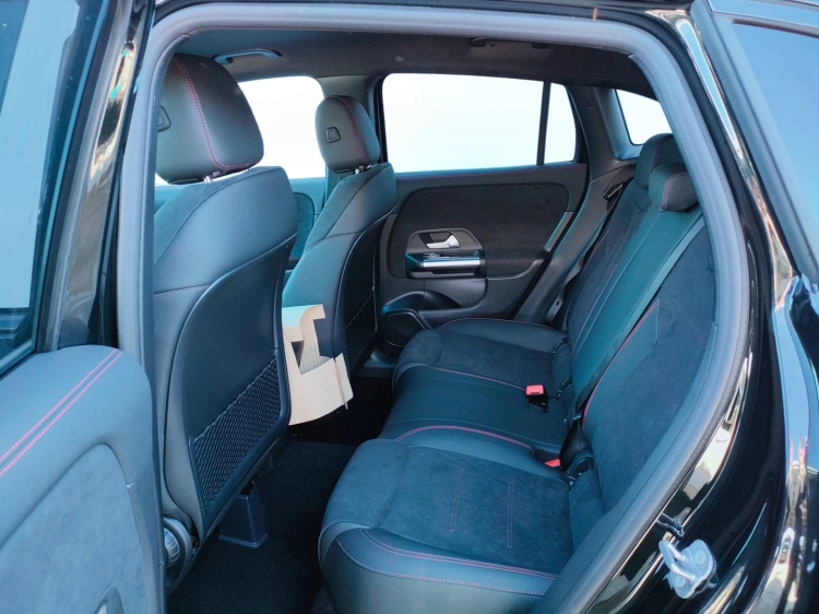 8 - Mercedes-Benz GLA 200 d Automatic 4MATIC