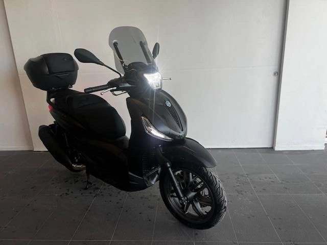 8 - Piaggio Beverly PIAGGIO BEVERLY 300