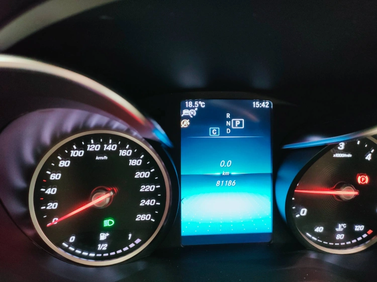 16 - Mercedes-Benz GLC 220 d Business 4matic auto