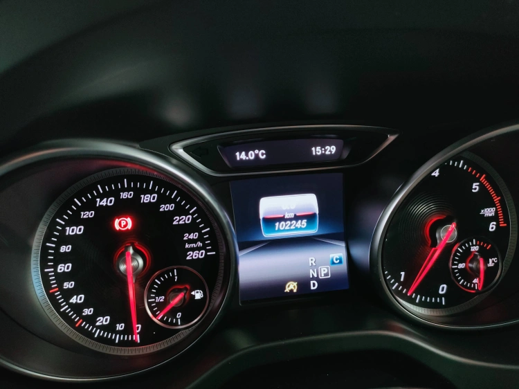 15 - Mercedes-Benz GLA 200 d Premium 4matic auto